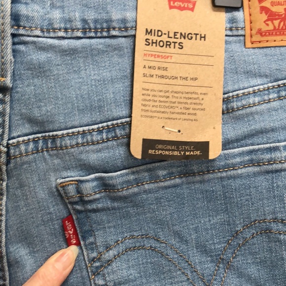 New Levis Women’s Mid-length shorts.  Size 14/W32. - Picture 11 of 16
